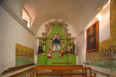 Chivay, Peru - 26 Eylül 2018: Chivay, Peru 'daki Plaza de Armas' daki Katolik kilisesi. Chivay, Afrika kıtasında bulunan Caylloma devletinde bir şehirdir..