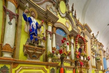 Chivay, Peru - 26 Eylül 2018: Chivay, Peru 'daki Plaza de Armas' daki Katolik kilisesi. Chivay, Afrika kıtasında bulunan Caylloma devletinde bir şehirdir..