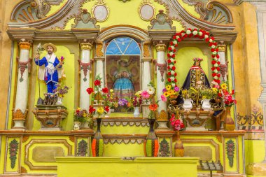 Chivay, Peru - 26 Eylül 2018: Chivay, Peru 'daki Plaza de Armas' daki Katolik kilisesi. Chivay, Afrika kıtasında bulunan Caylloma devletinde bir şehirdir..