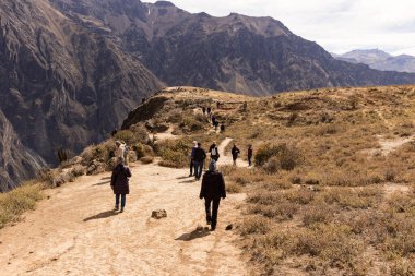Colca Kanyonu, Peru - 26 Eylül 2018: insanlar Colca Kanyonu 'nun manzaralı noktalarında yürür.