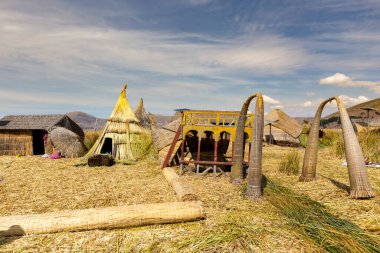 Puno, Peru - 27 Eylül 2018: Peru 'daki Peru ile Bolivya sınırı arasındaki Titikaka Gölü' nde Uros Yüzen Adaları