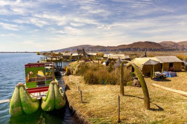 Puno, Peru - 27 Eylül 2018: Peru 'daki Peru ile Bolivya sınırı arasındaki Titikaka Gölü' nde Uros Yüzen Adaları