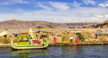 Puno, Peru - 27 Eylül 2018: Peru 'daki Peru ile Bolivya sınırı arasındaki Titikaka Gölü' nde Uros Yüzen Adaları