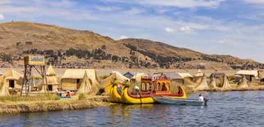 Puno, Peru - 27 Eylül 2018: Peru 'daki Peru ile Bolivya sınırı arasındaki Titikaka Gölü' nde Uros Yüzen Adaları