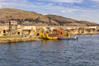 Puno, Peru - 27 Eylül 2018: Peru 'daki Peru ile Bolivya sınırı arasındaki Titikaka Gölü' nde Uros Yüzen Adaları