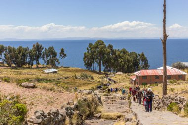 Taquile, Peru - 27 Eylül 2018: Peru 'daki Titicaca Gölü' ndeki Taquile Adası 'na çok sayıda turist gelir..