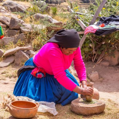 Taquile, Peru - 27 Eylül 2018: Peru, Titicaca Gölü, Taquile Adası 'ndaki kadın.