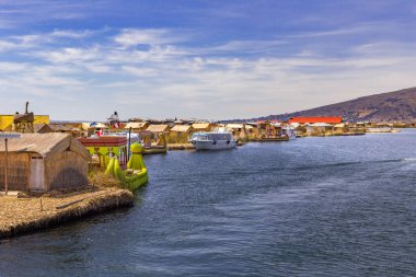 Puno, Peru - 27 Eylül 2018: Peru 'daki Peru ile Bolivya sınırı arasındaki Titikaka Gölü' nde Uros Yüzen Adaları