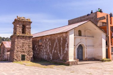 Taquile, Peru - 27 Eylül 2018: Peru 'daki Titicaca Gölü' ndeki Taquile Adası 'nın merkez meydanında turistler.