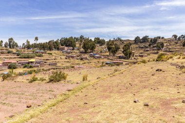 Taquile, Peru - 27 Eylül 2018: Titicaca Gölü, Peru 'daki Taquile Adası' nın panoramik manzarası