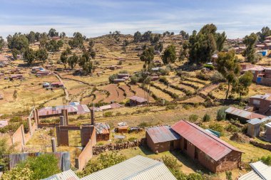 Taquile, Peru - 27 Eylül 2018: Titicaca Gölü, Peru 'daki Taquile Adası' nın panoramik manzarası