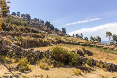 Taquile, Peru - 27 Eylül 2018: Titicaca Gölü, Peru 'daki Taquile Adası' nın panoramik manzarası
