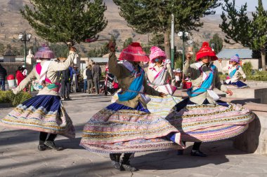 Chivay, Peru - 26 Eylül 2018: Peru 'nun Chivay kentinin meydanında geleneksel Perulu elbiseler giyen bir grup genç etnik Perulu dansçı.