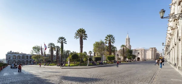 Arequipa, Peru - 24 Eylül 2018: Arequipa, Peru 'daki Plaza de Armas ana meydanındaki katedral