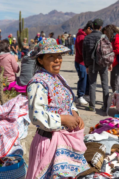 Cañón Del Colca Perú Septiembre 2018 Mujer Vestida Con Ropa — Foto de Stock