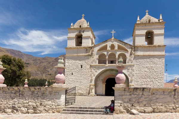 Maca Peru Setembro 2018 Mulher Roupa Tradicional Frente Igreja Santa — Fotografia de Stock