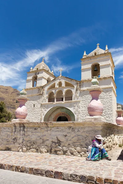 Maca Peru Setembro 2018 Mulher Roupa Tradicional Frente Igreja Santa — Fotografia de Stock