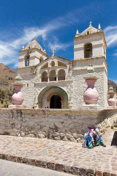 Maca Peru Setembro 2018 Mulher Roupa Tradicional Frente Igreja Santa — Fotografia de Stock