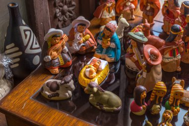 Peru 'da, Kutsal Aile' nin doğum sahnesi ve boyalı çömlekçiden yapılmış bebek İsa.