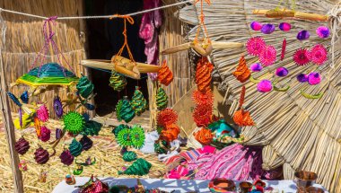 Peru, Titicaca Gölü 'ndeki uros adalarından el yapımı hediyeler.