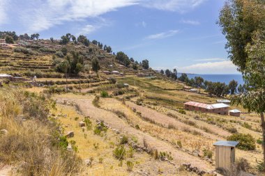 Taquile, Peru - 27 Eylül 2018: Titicaca Gölü, Peru 'daki Taquile Adası' nın panoramik manzarası
