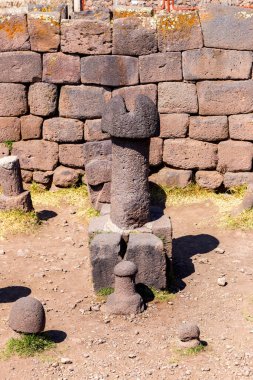 Titicaca Gölü yakınlarındaki Chucuito 'daki İnka tarih öncesi kalıntılar. Bu fotoğraf bereket tapınağındaki taş fallus (templo de la fertilidad)