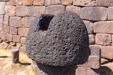 Titicaca Gölü yakınlarındaki Chucuito 'daki İnka tarih öncesi kalıntılar. Bu fotoğraf bereket tapınağındaki taş fallus (templo de la fertilidad)