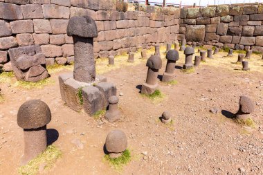 Titicaca Gölü yakınlarındaki Chucuito 'daki İnka tarih öncesi kalıntılar. Bu fotoğraf bereket tapınağındaki taş fallus (templo de la fertilidad)