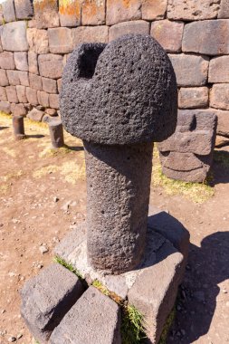 Titicaca Gölü yakınlarındaki Chucuito 'daki İnka tarih öncesi kalıntılar. Bu fotoğraf bereket tapınağındaki taş fallus (templo de la fertilidad)