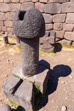 Titicaca Gölü yakınlarındaki Chucuito 'daki İnka tarih öncesi kalıntılar. Bu fotoğraf bereket tapınağındaki taş fallus (templo de la fertilidad)