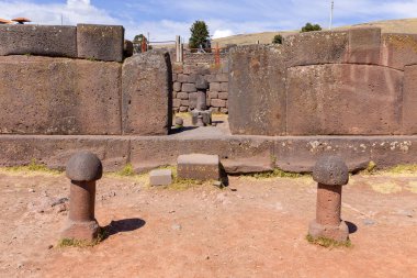 Titicaca Gölü yakınlarındaki Chucuito 'daki İnka tarih öncesi kalıntılar. Bu fotoğraf bereket tapınağındaki taş fallus (templo de la fertilidad)