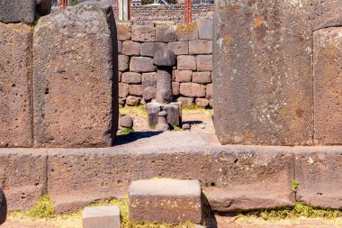 Titicaca Gölü yakınlarındaki Chucuito 'daki İnka tarih öncesi kalıntılar. Bu fotoğraf bereket tapınağındaki taş fallus (templo de la fertilidad)