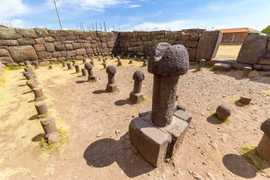 Titicaca Gölü yakınlarındaki Chucuito 'daki İnka tarih öncesi kalıntılar. Bu fotoğraf bereket tapınağındaki taş fallus (templo de la fertilidad)