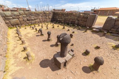 Titicaca Gölü yakınlarındaki Chucuito 'daki İnka tarih öncesi kalıntılar. Bu fotoğraf bereket tapınağındaki taş fallus (templo de la fertilidad)