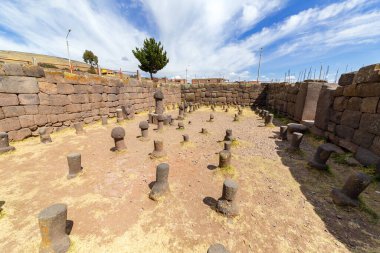 Titicaca Gölü yakınlarındaki Chucuito 'daki İnka tarih öncesi kalıntılar. Bu fotoğraf bereket tapınağındaki taş fallus (templo de la fertilidad)