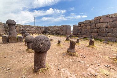 Titicaca Gölü yakınlarındaki Chucuito 'daki İnka tarih öncesi kalıntılar. Bu fotoğraf bereket tapınağındaki taş fallus (templo de la fertilidad)