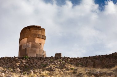Peru 'da, Puno yakınlarındaki Umayo Gölü kıyısındaki Sillustani arkeolojik sahasında bulunan mezar kuleleri (Chullpas)