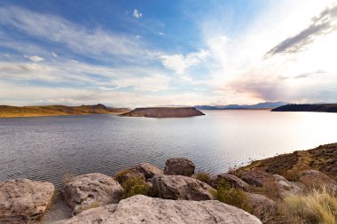 Peru, Puno yakınlarındaki Umayo Gölü kıyısında Sillustani bölgesi.