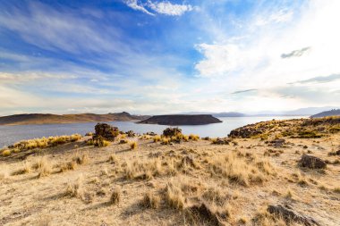 Peru 'da, Puno yakınlarındaki Umayo Gölü kıyısındaki Sillustani arkeolojik sahasında bulunan mezar kuleleri (Chullpas)