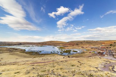 Peru 'da, Puno yakınlarındaki Umayo Gölü kıyılarındaki Sillustani arkeolojik sahasından panoramik manzara (Chullpas)