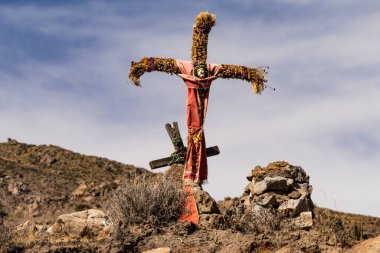 Peru 'daki Akbaba Colca Kanyonu' nun Sığınağında haç.