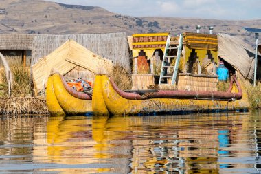 Puno, Peru yakınlarındaki Titicaca gölündeki Uros halkının teknesi.