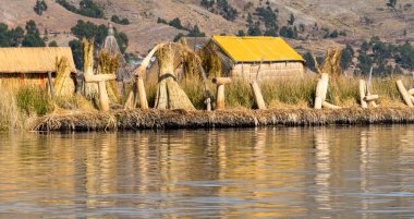 Peru 'daki Peru ile Bolivya arasındaki sınırda Titikaka Gölü' nde yüzen Uros Adaları