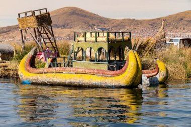 Puno, Peru yakınlarındaki Titicaca gölündeki Uros halkının teknesi.
