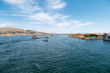 Puno, Peru yakınlarındaki Titicaca gölündeki Uros halkının teknesi.