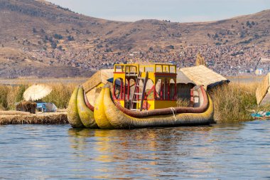 Puno, Peru yakınlarındaki Titicaca gölündeki Uros halkının teknesi.