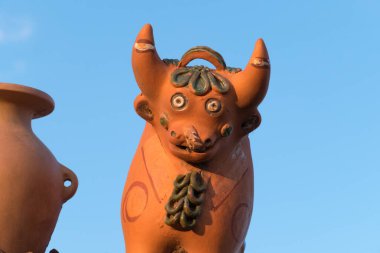 Peru 'da Puno yakınlarında bir çiftliğin çatısında dekorasyon.