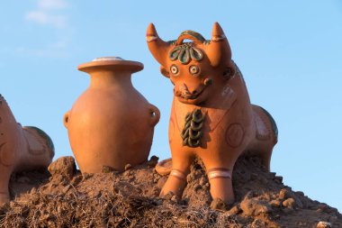 Peru 'da Puno yakınlarında bir çiftliğin çatısında dekorasyon.