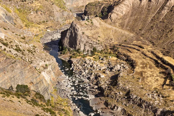 Peru 'daki Chivay yakınlarındaki Colca Kanyonu' nun panoramik manzarası.