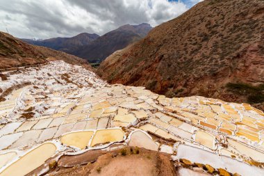 Maras, Peru 'da tuz göletleri. İnka öncesinden beri, yerel bir yeraltı deresinden tuzlu suyu buharlaştırarak Maras 'ta tuz elde edilmiştir..